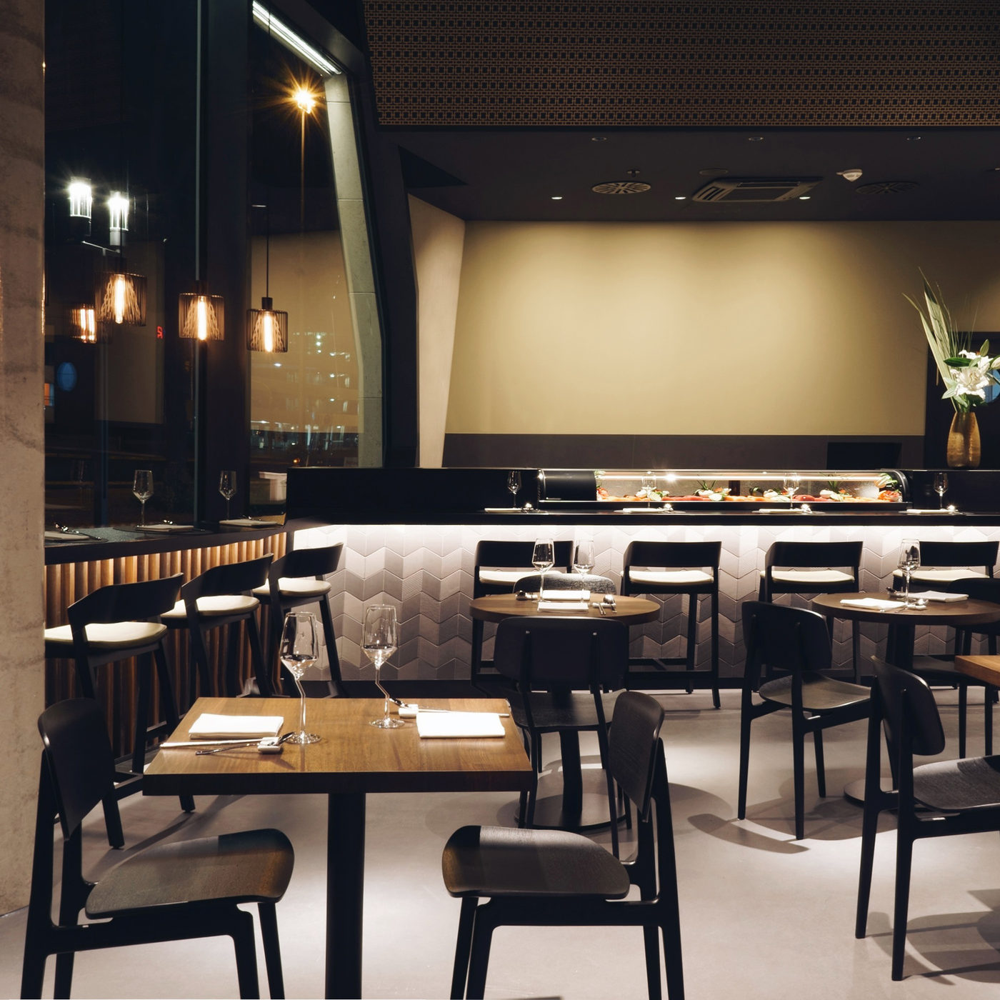 Sushi-Theke mit Barhockern